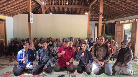 Tim PkM FMIPA UNY bersama peserta kegiatan integrasi pengelolaan sampah organik berbasis maggot BSF di Kampung Emas UNY Gunungkidul.