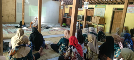 Tri Wijayanti, Ketua PDU Kampung Emas Bumijo, menyampaikan materi pengelolaan sampah organik berbasis maggot BSF kepada peserta kegiatan PkM.