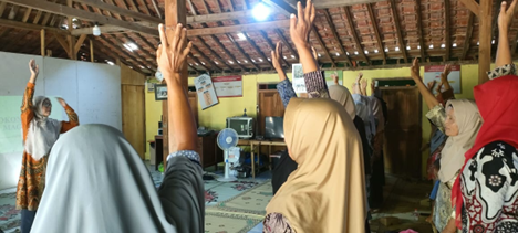 Peserta dari KWT Padukuhan Kepuh dan Kenteng mengikuti sesi pelatihan dan diskusi mengenai pengelolaan sampah organik berbasis maggot BSF.