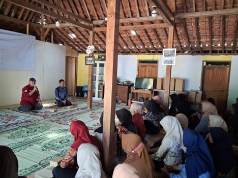 Dekan FMIPA UNY, Prof. Dr. Dadan Rosana, M.Si., memberikan sambutan pada kegiatan PkM pengelolaan sampah organik berbasis maggot BSF di Kampung Emas UNY Gunungkidul.