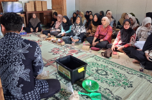 Dr. Mualimin, M.Pd. memandu praktik budidaya maggot BSF sebagai bagian dari penerapan pengelolaan sampah organik berbasis masyarakat.