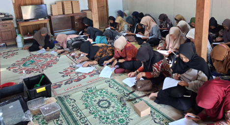 Peserta mengerjakan instrumen evaluasi sebagai bagian dari pengukuran pemahaman sebelum dan setelah mengikuti rangkaian kegiatan.